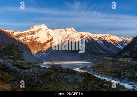 Neuseeland, Canterbury Region, Hooker River und Mueller Lake bei Sonnenaufgang mit Mount Sefton im Hintergrund Stockfoto