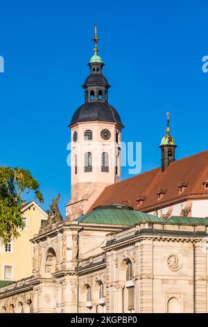 Deutschland, Baden-Württemberg, Baden-Baden, Friedrichsbad mit Kirchenglockenturm im Hintergrund Stockfoto