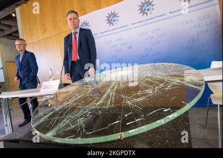 23. November 2022, Bayern, Manching: Rupert Gebhard (l), Leiter der Staatlichen Archäologischen Sammlung München, und Nicolas Kaczynski (r), leitender Staatsanwalt, Leiter der Staatsanwaltschaft Ingolstadt, stehen hinter einem zertrümmerten Schaufenster im keltisch-römischen Museum zu Beginn einer Pressekonferenz vor Ort. Einbrecher in der Oberbayerischen Stadt Manching haben einen Goldschatz aus der keltischen Zeit im Wert von mehreren Millionen Euro erobert. Wie ein Sprecher der Bayerischen Staatlichen Kriminalpolizei (LKA) am Dienstag berichtete, hatten die Täter das Museum in Manching the betreten Stockfoto