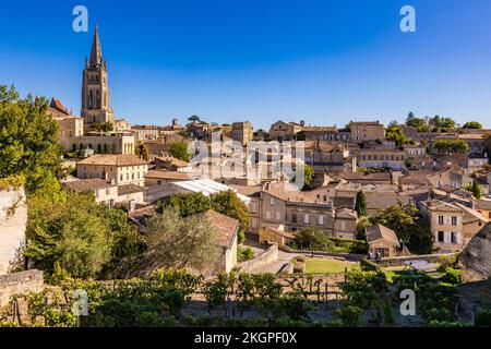 Frankreich, Nouvelle-Aquitaine, Saint-Emilion, Blick auf die historische Stadt mit monolithischer Kirche im Hintergrund Stockfoto