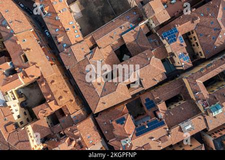 Italien, Emilia-Romagna, Bologna, Luftaufnahme der Dächer der Altstadtgemächer Stockfoto