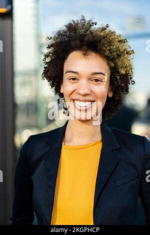 Glückliche Geschäftsfrau in schwarzem Blazer Stockfoto