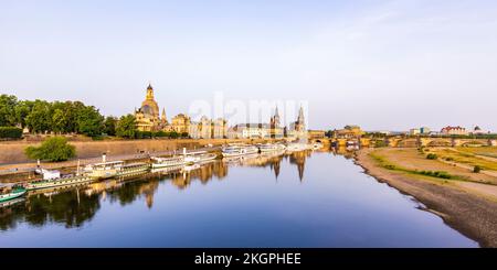 Deutschland, Sachsen, Dresden, Panoramablick auf Boote vor der Bruhls Terrace Stockfoto