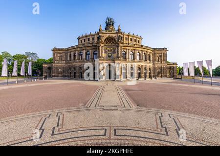 Deutschland, Sachsen, Dresden, Theaterplatz und Fassade der Semperoper Stockfoto