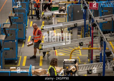 Das Bild vom 2022. November zeigt Mitarbeiter im Amazon-Versandzentrum in Peterborough, Cambs, während sie sich auf den Black Friday in dieser Woche vorbereiten. Das Personal war sehr hilfsbereit Stockfoto