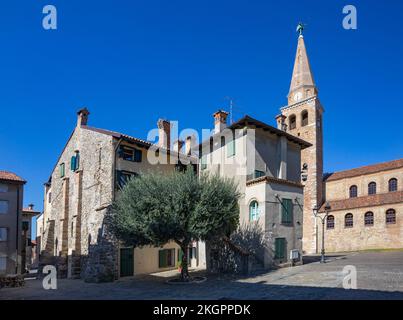 Italien, Friaul-Julisch Venetien, Grado, Olivenbaum und alte Häuser vor der Basilika Sant Eufemia Stockfoto