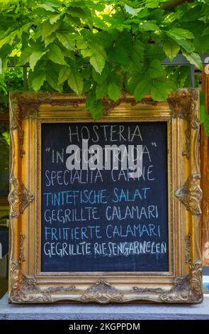 Restaurantmenü auf gerahmter Tafel Stockfoto