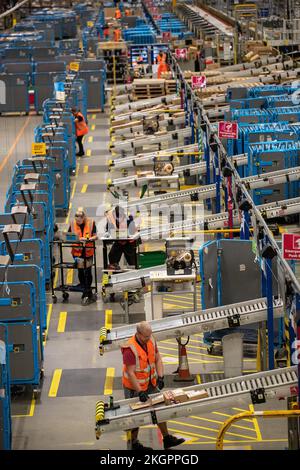 Das Bild vom 2022. November zeigt Mitarbeiter im Amazon-Versandzentrum in Peterborough, Cambs, während sie sich auf den Black Friday in dieser Woche vorbereiten. Das Personal war sehr hilfsbereit Stockfoto