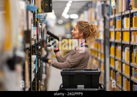 Das Bild vom 2022. November zeigt Mitarbeiter im Amazon-Versandzentrum in Peterborough, Cambs, während sie sich auf den Black Friday in dieser Woche vorbereiten. Das Personal war sehr hilfsbereit Stockfoto