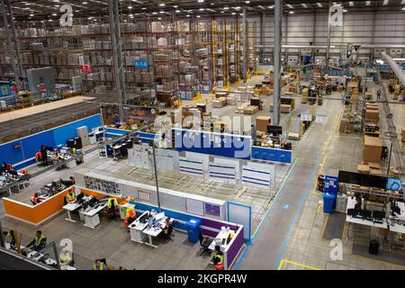 Das Bild vom 2022. November zeigt Mitarbeiter im Amazon-Versandzentrum in Peterborough, Cambs, während sie sich auf den Black Friday in dieser Woche vorbereiten. Das Personal war sehr hilfsbereit Stockfoto