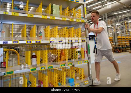 Das Bild vom 2022. November zeigt Mitarbeiter im Amazon-Versandzentrum in Peterborough, Cambs, während sie sich auf den Black Friday in dieser Woche vorbereiten. Das Personal war sehr hilfsbereit Stockfoto