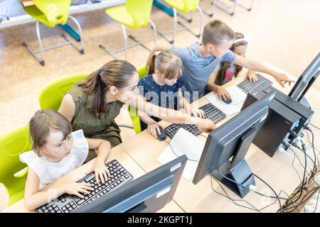 E-Learning mit Lehrern im Computerunterricht in der Schule Stockfoto