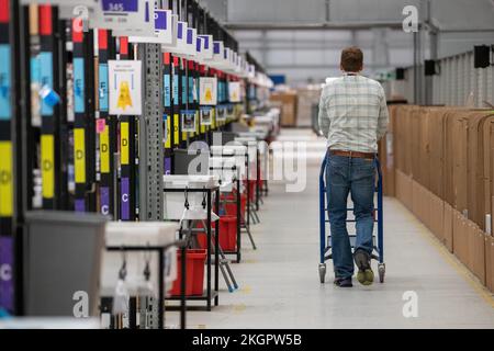 Das Bild vom 2022. November zeigt Mitarbeiter im Amazon-Versandzentrum in Peterborough, Cambs, während sie sich auf den Black Friday in dieser Woche vorbereiten. Das Personal war sehr hilfsbereit Stockfoto