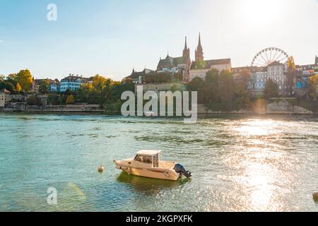 Schweiz, Basel-Stadt, Basel, Rhein mit verschiedenen Häusern, Basel Minster und Riesenrad im Hintergrund Stockfoto