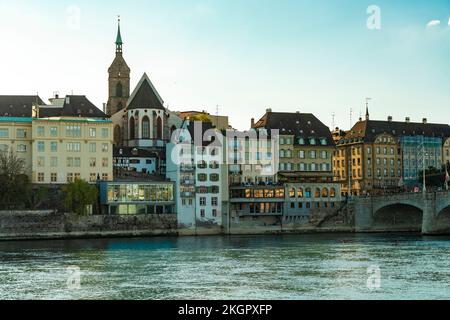 Schweiz, Basel-Stadt, Basel, Blick auf den Rhein und Häuser am Wasser Stockfoto