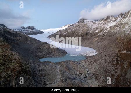 Schweiz, Wallis, Blick aus der Vogelperspektive auf den Rhone-Gletscher und die umliegenden Berge Stockfoto