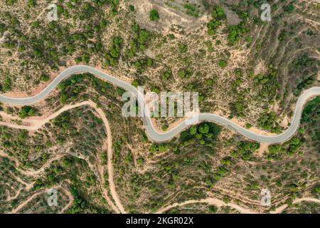 Spanien, Katalonien, Les Garrigues, Luftaufnahme der gewundenen Landstraße Stockfoto