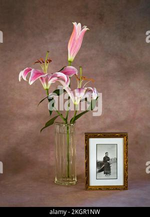 In Memory to Mom, mit einem schönen Bouquet von Stargazer-Lilien in einer Vase. Stockfoto