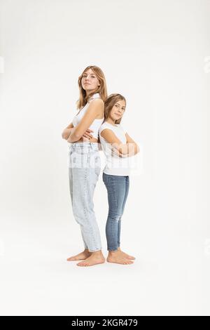 Selbstbewusste Mädchen mit verschränkten Armen im Studio Stockfoto