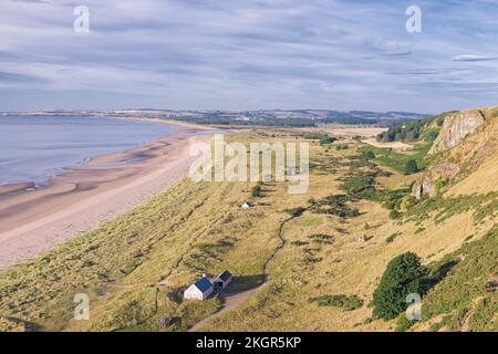 Ein Blick aus der Vogelperspektive auf St. Cyrus Beach in Schottland während eines Morgens Stockfoto