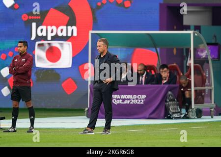 Doha, Katar. 23.. November 2022. Khalifa International Stadium DOHA, KATAR - 23. NOVEMBER: Cheftrainer Hansi Flick von Deutschland schaut auf das FIFA Weltmeisterschaftsspiel 2022 Gruppe E zwischen Deutschland und Japan am 23. November 2022 im Khalifa International Stadium in Doha, Katar. (Foto: Florencia Tan Jun/PxImages) (Florencia Tan Jun/SPP) Kredit: SPP Sport Press Photo. Alamy Live News Stockfoto
