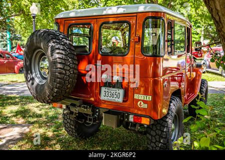 Des Moines, IA - 03. Juli 2022: Aus der Perspektive eines Toyota Land Cruiser FJ40 aus dem Jahr 1976 auf einer lokalen Automesse. Stockfoto