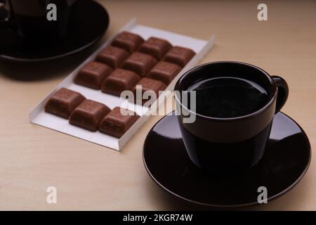 Fotografieren Sie zwei braune Kaffeetassen und Schokolade Stockfoto