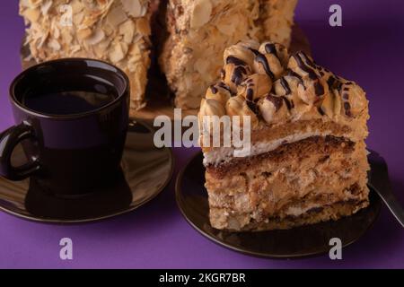 Fotografieren Sie ein Stück Pekannuskuchen und eine Tasse Kaffee Stockfoto
