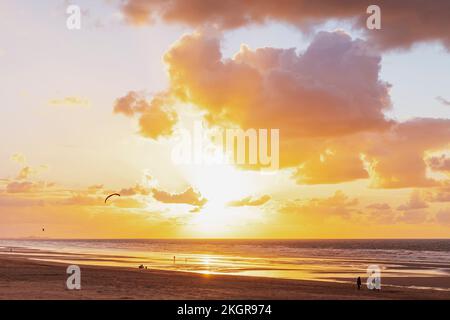 Belgien, Westflandern, Strand bei stimmungsvollem Sonnenuntergang Stockfoto