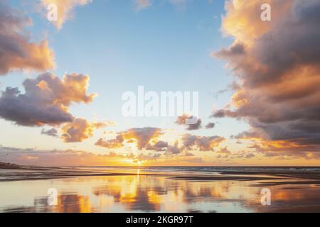 Belgien, Westflandern, feuchter Strand bei stimmungsvollem Sonnenuntergang Stockfoto