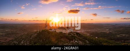 Spanien, Balearen, Menorca, Luftpanorama des Heiligtums Verge del Toro bei Sonnenuntergang Stockfoto