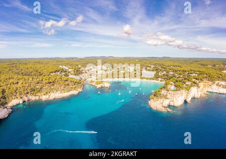 Spanien, Balearen, Menorca, Blick auf die Bucht von Cala Galdana und die umliegende Landschaft im Sommer Stockfoto