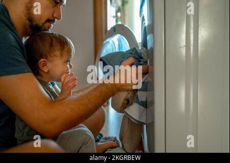 Vater und Sohn machen Hausarbeiten zu Hause Stockfoto