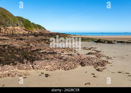 Traeth Lligwy Beach in der Nähe von Moelfre an der Ostküste von Anglesey, Nordwales. Stockfoto