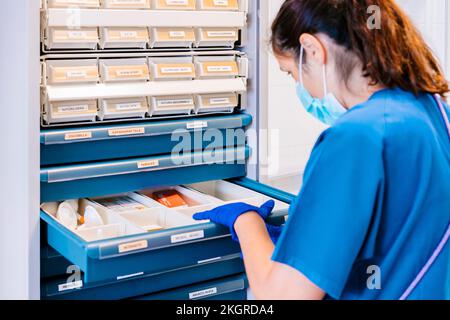 Krankenschwester trägt schützende Gesichtsmaske Inventur im Krankenhaus Stockfoto
