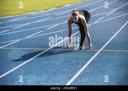 Junger Sportler auf der Startstrecke Stockfoto
