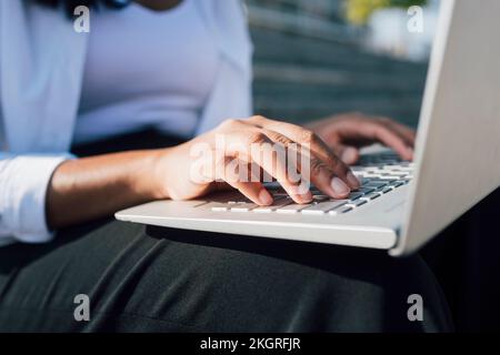 Hände der jungen Frau mit laptop Stockfoto