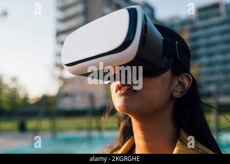 Junge Frau trägt einen Virtual-Reality-Simulator Stockfoto