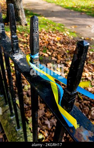 Bänder zur Unterstützung der Ukraine in Queen Square, Bath, Somerset, Großbritannien Stockfoto