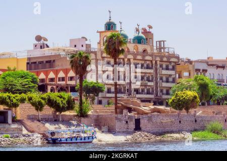 Ägypten, Gouvernement Luxor, Luxor, Ufer des Nils mit Stadtgebäuden im Hintergrund Stockfoto