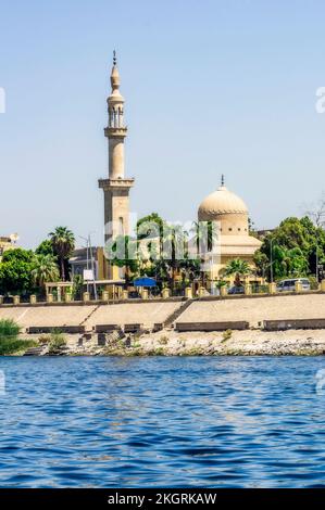 Ägypten, Luxor Governorate, Luxor, Ufer des Nils mit Minarett der Stadt im Hintergrund Stockfoto