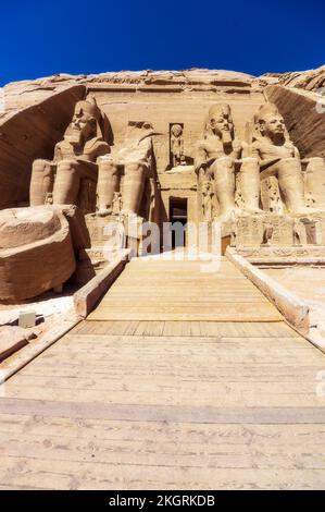 Ägypten, Assuan-Gouvernement, Eingang des Großen Tempels von Ramses II Stockfoto