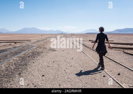 Sie läuft auf den Bahngleisen zum Horizont Stockfoto