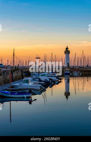 Frankreich, Bretagne, Quiberon, Boote, die in der Dämmerung im überfüllten Hafen festgemacht sind Stockfoto