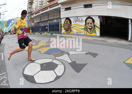 Rio de Janeiro, Brasilien, 23. November 2022. Rua Pereira Nunes, von den Einheimischen bemalt und dekoriert, für die Katar-Weltmeisterschaft 2022 Stockfoto
