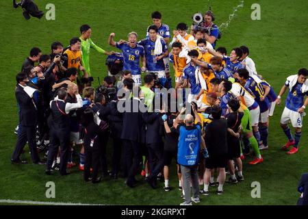 Japanische Spieler feiern nach dem Spiel der Gruppe E der FIFA-Weltmeisterschaft im Khalifa International Stadium in Doha, Katar. Bilddatum: Mittwoch, 23. November 2022. Stockfoto