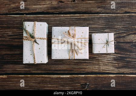 Weihnachtsgeschenke in Weißpapier auf dem Tisch verpackt Stockfoto