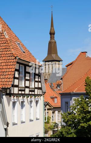 Deutschland, Niedersachsen, Osnabruck, Altstadthäuser mit Glockenturm der Marienkirche im Hintergrund Stockfoto