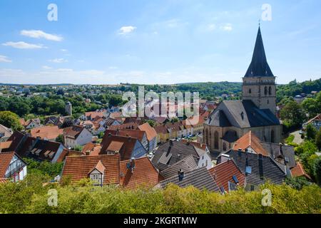 Deutschland, Nordrhein-Westfalen, Warburg, Kirche Sankt Maria Heimsuchung und umliegende Häuser Stockfoto