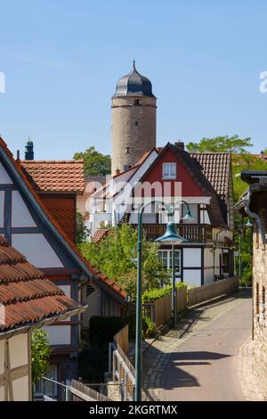 Deutschland, Nordrhein-Westfalen, Warburg, Altstadtgasse mit Stadttor im Hintergrund Stockfoto